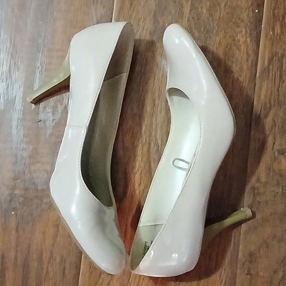 Taupe color Heels - Picture 2 of 5